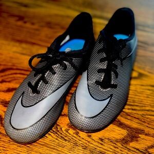 Nike Boys Bravata Soccer Cleats size 3 (little boys)